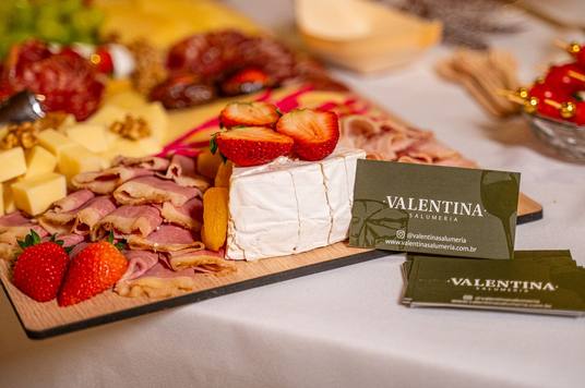 Tábua com brie e o cartão da Valentina Salumeria
