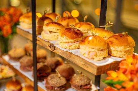 Lanches e porções individuais servidos em estrutura de andares