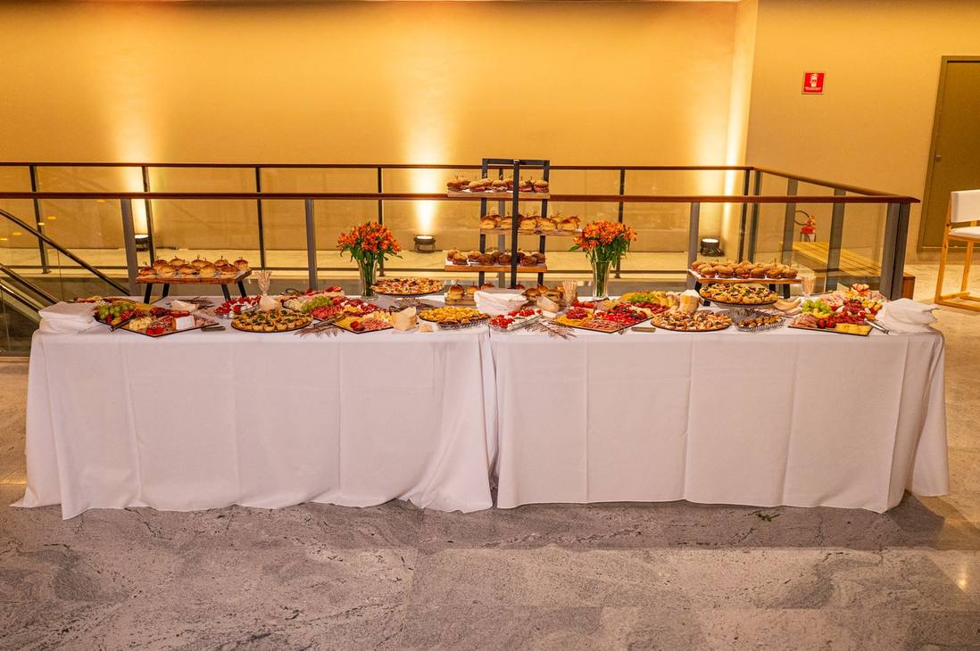 Seis tábuas de frios montadas lado a lado em evento