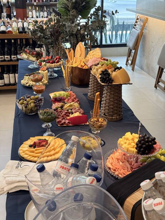 Mesa completa da degustação montada na loja