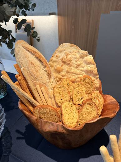 Cesta de pães, torradas e grissinis para acompanhar as tábuas