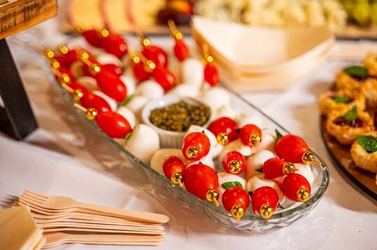 Espetinhos de caprese com tomate e muçarela de búfala