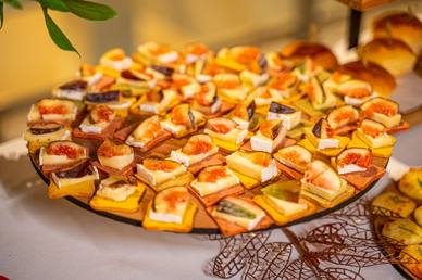 Tábua premium com queijos, embutidos e acompanhamentos