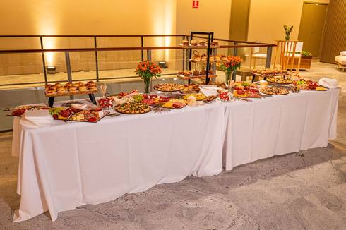 Mesa da Valentina montada no salão durante evento corporativo