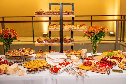 Estrutura de andares com canapés e a mesa montada ao fundo