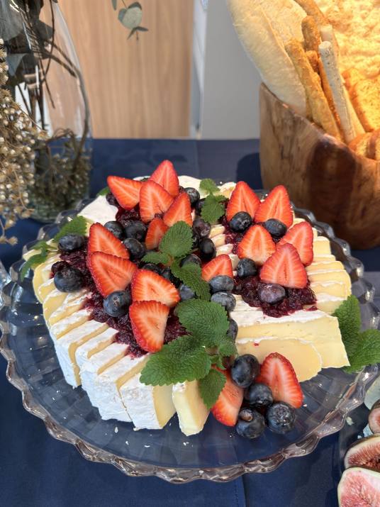 Brie coberto com morangos, mirtilos e hortelã