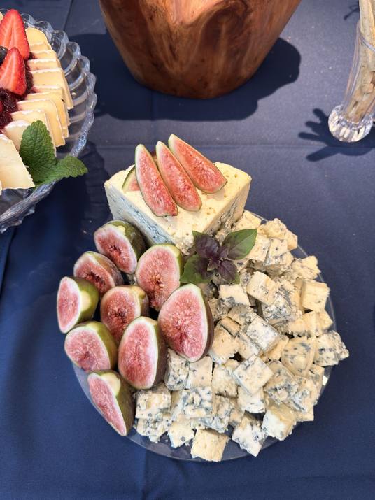 Prato de gorgonzola com figos frescos